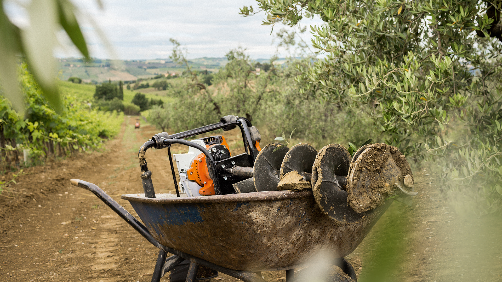 Una ahoyadora STIHL BT 131 en una carretilla en el campo