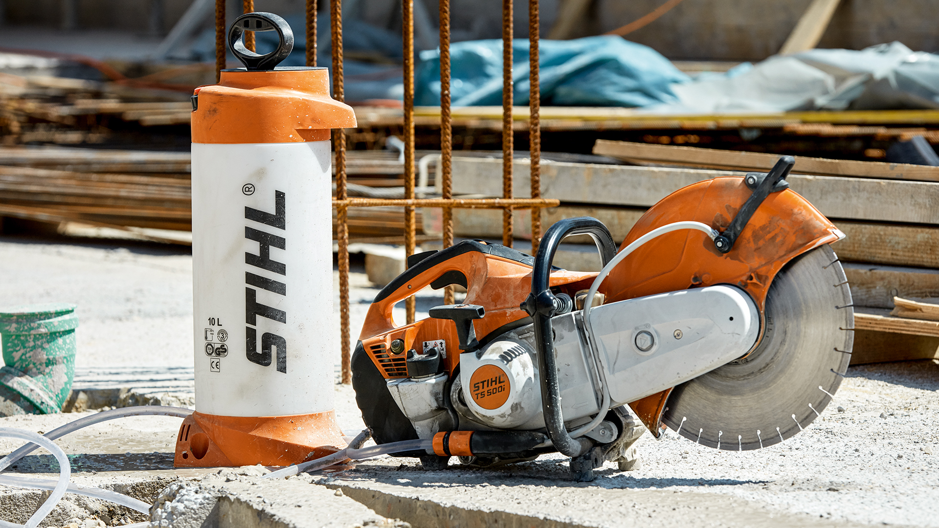 Tronzadora de gasolina STIHL TS 500i con depósito de agua presurizada en la obra