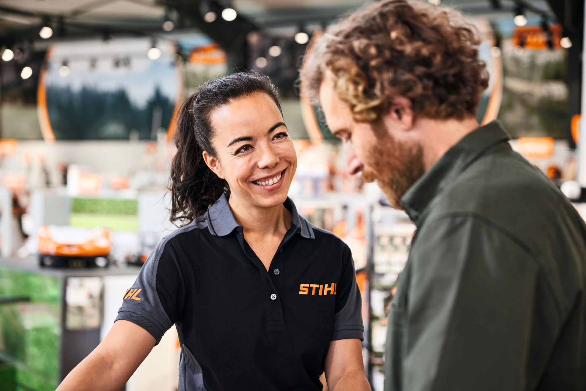 Una empleada de un concesionario STIHL aconseja a un cliente