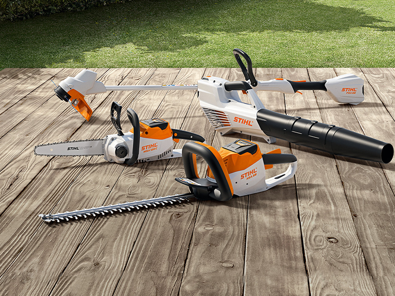 Motosierra a batería STIHL MSA 120 C, desbrozadora a batería FSA 57, cortasetos a batería HSA 56, soplador a batería BGA 56 en terraza de madera