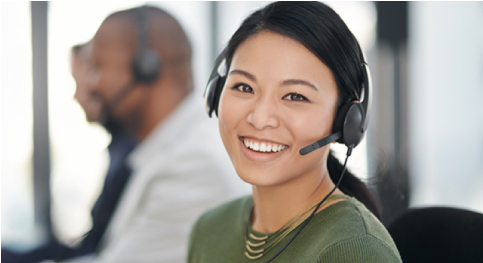 Mujer con juego de auriculares sonriendo a la cámara