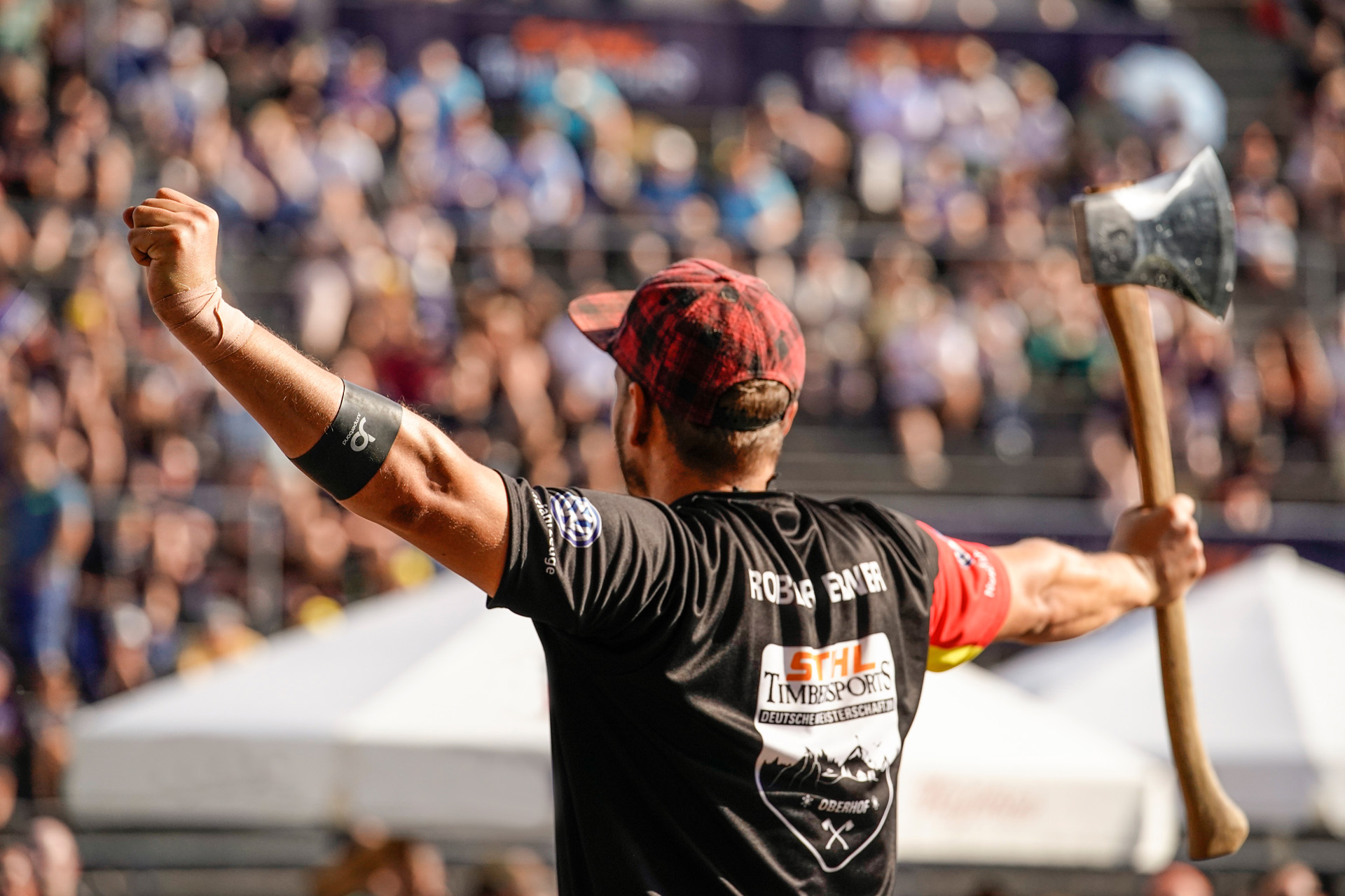 Un atleta STIHL TIMBERSPORTS® está de celebración