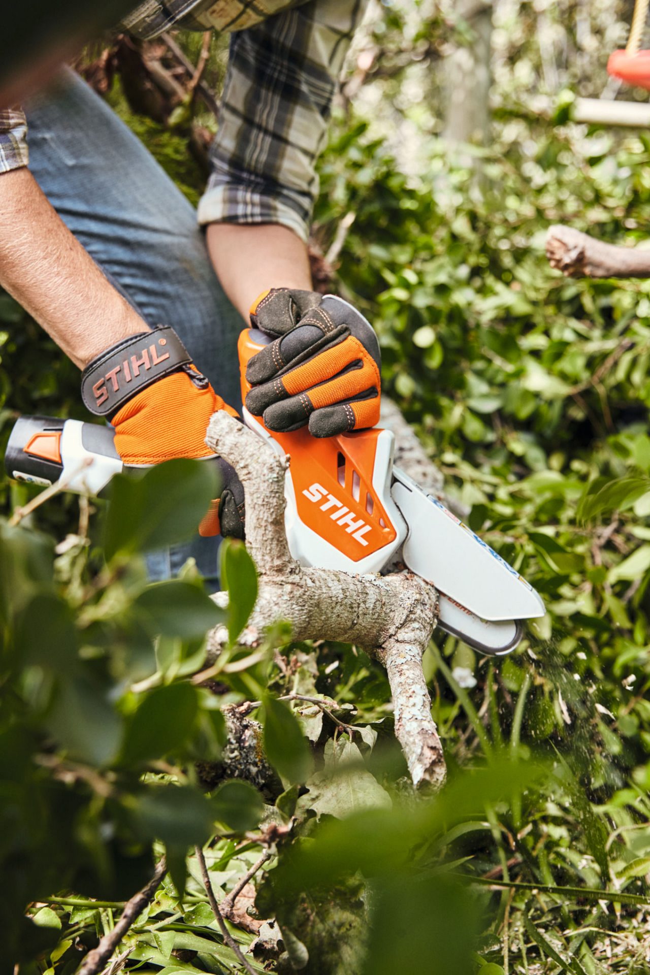 Corte de madera de un seto con la minisierra de batería STIHL GTA 26 con stihl as system